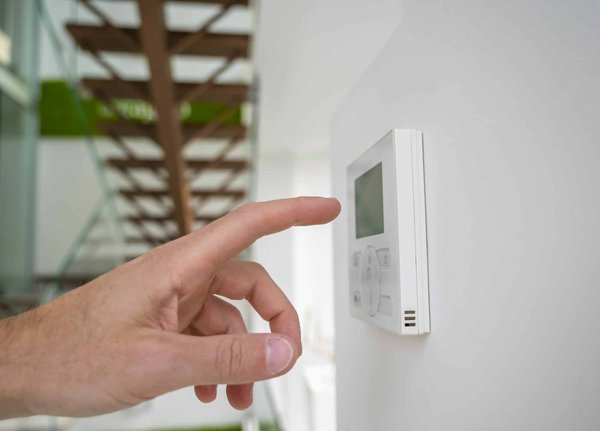 ¿Cómo influye la inteligencia artificial en el desarrollo de casas inteligentes?